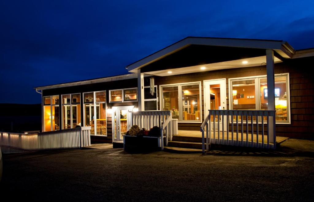 una casa de noche con luces en Silver Dart Lodge, en Baddeck