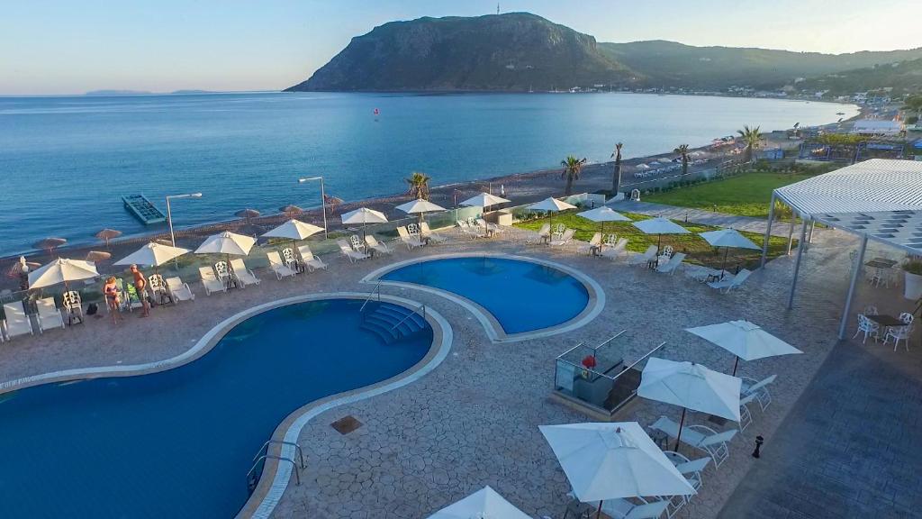 een luchtzicht op een resort met een zwembad en de oceaan bij Royal Bay in Kefalos