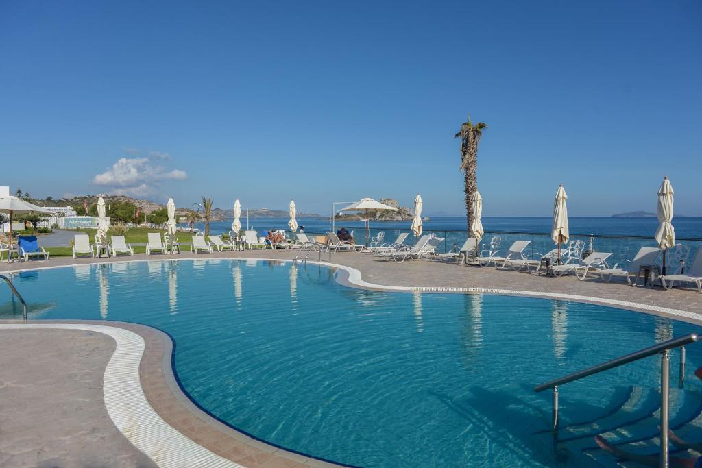 Basen w obiekcie Royal Bay Suites lub w pobliżu