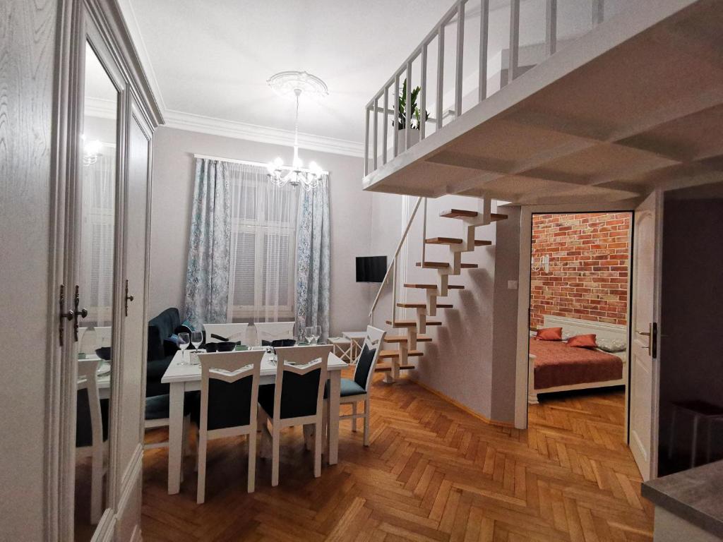 Posteľ alebo postele v izbe v ubytovaní Apartament z Antresolą Kraków Kazimierz Bożego Ciała