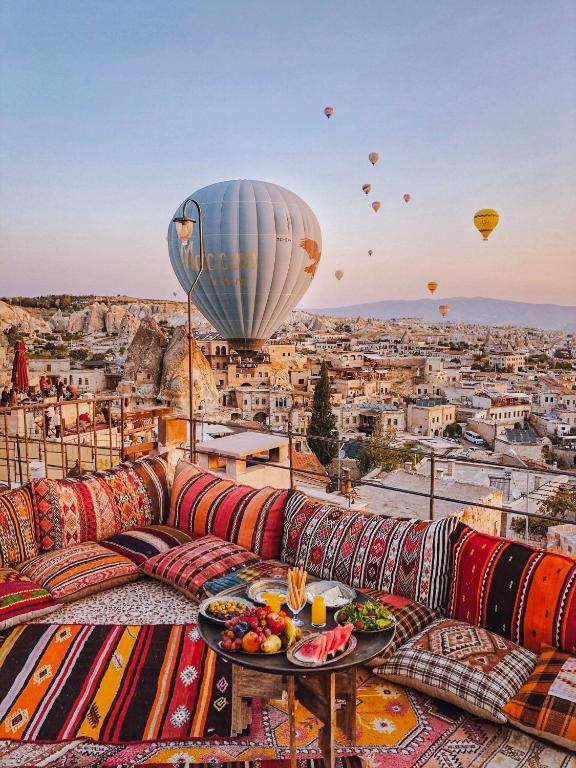 vistas a una ciudad con globos aerostáticos en Charming Cave Hotel, en Göreme