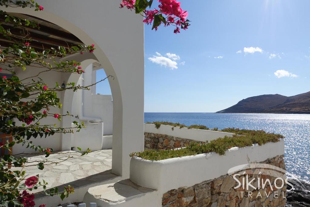 een uitzicht op de oceaan vanuit een huis bij Seaside Traditional Cycladic House in Síkinos