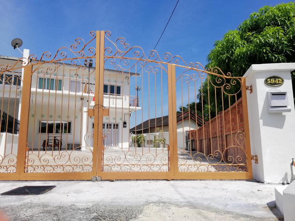 ein Tor vor einem Gebäude in der Unterkunft Klebang Seacove Villa by Nestcove in Malakka