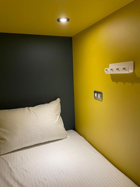 Postel nebo postele na pokoji v ubytování One Night Hostel