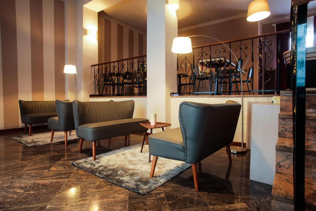 een wachtkamer met stoelen en een tafel bij Hotel di Porta Romana in Milaan