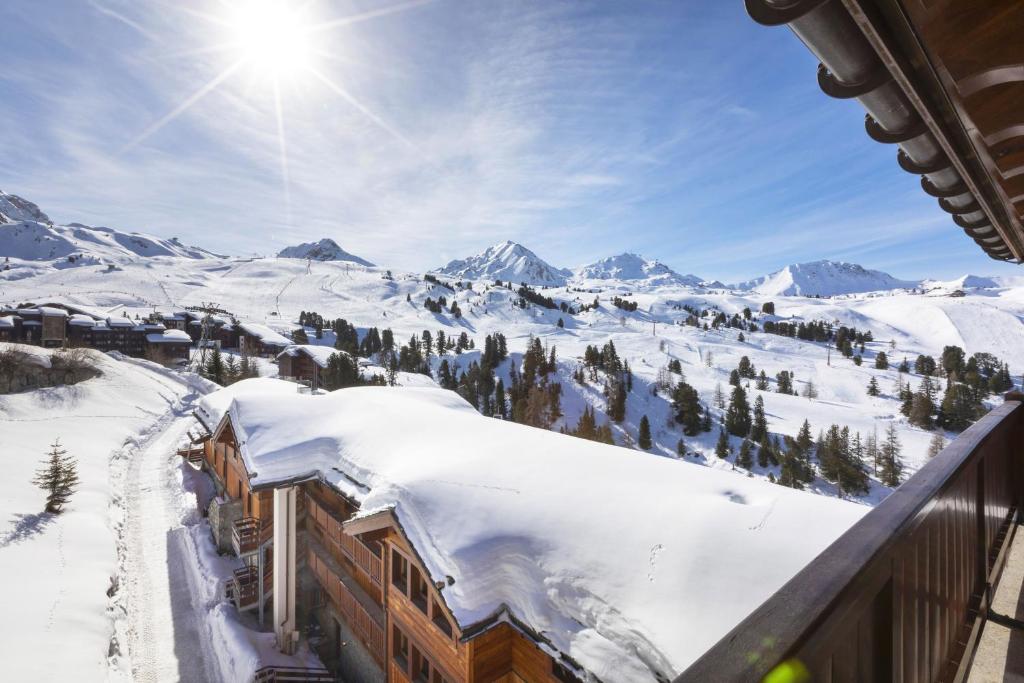 貝勒普拉涅的住宿－Hôtel Club MMV Les 2 Domaines，房屋享有雪覆盖的山脉美景