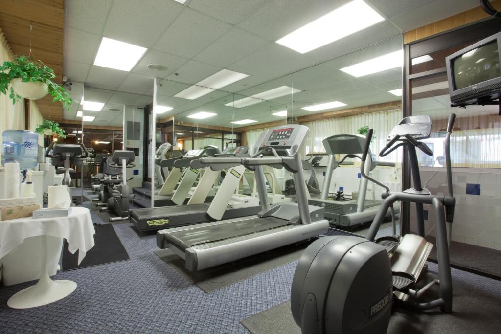 Fitness centrum a/nebo fitness zařízení v ubytování The Fredericton Inn