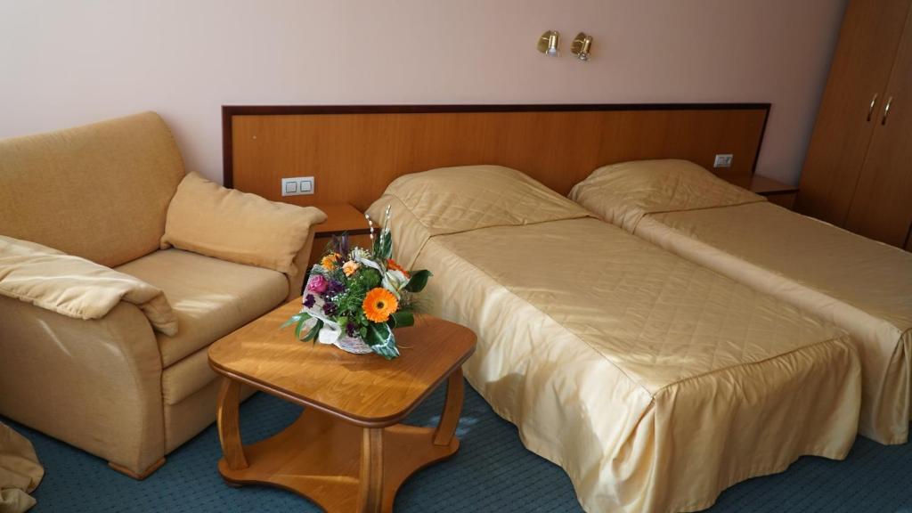 Postel nebo postele na pokoji v ubytování Troyan Plaza Hotel