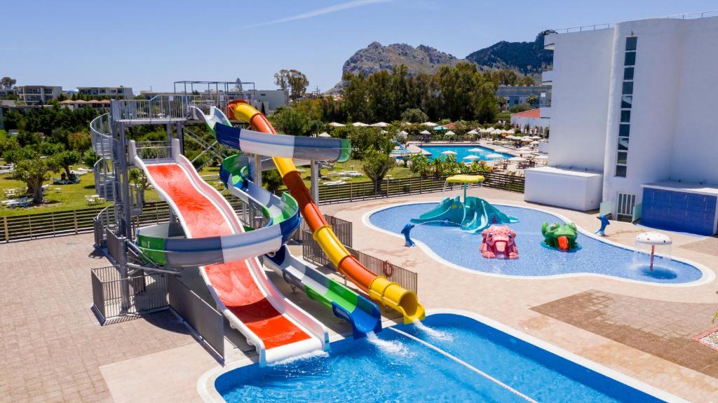 Bazén v ubytování Irene Palace Beach Resort nebo v jeho okolí