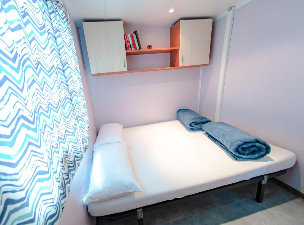 Posteľ alebo postele v izbe v ubytovaní Albatross Mobile Homes on Camping Playa Brava