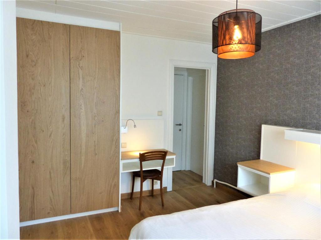Postel nebo postele na pokoji v ubytování Logis Hotel Du Midi