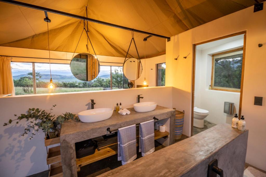Koupelna v ubytování Sasi Africa Luxury Tented Bush Lodge