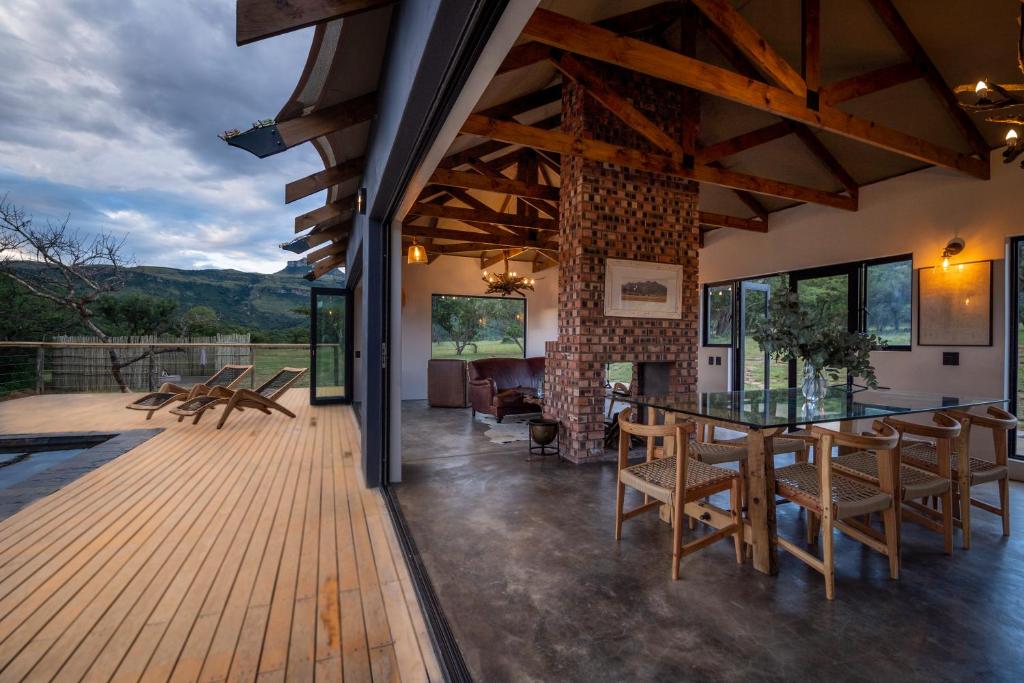Nespecifikovaný výhled na hory nebo výhled na hory při pohledu z luxury tent