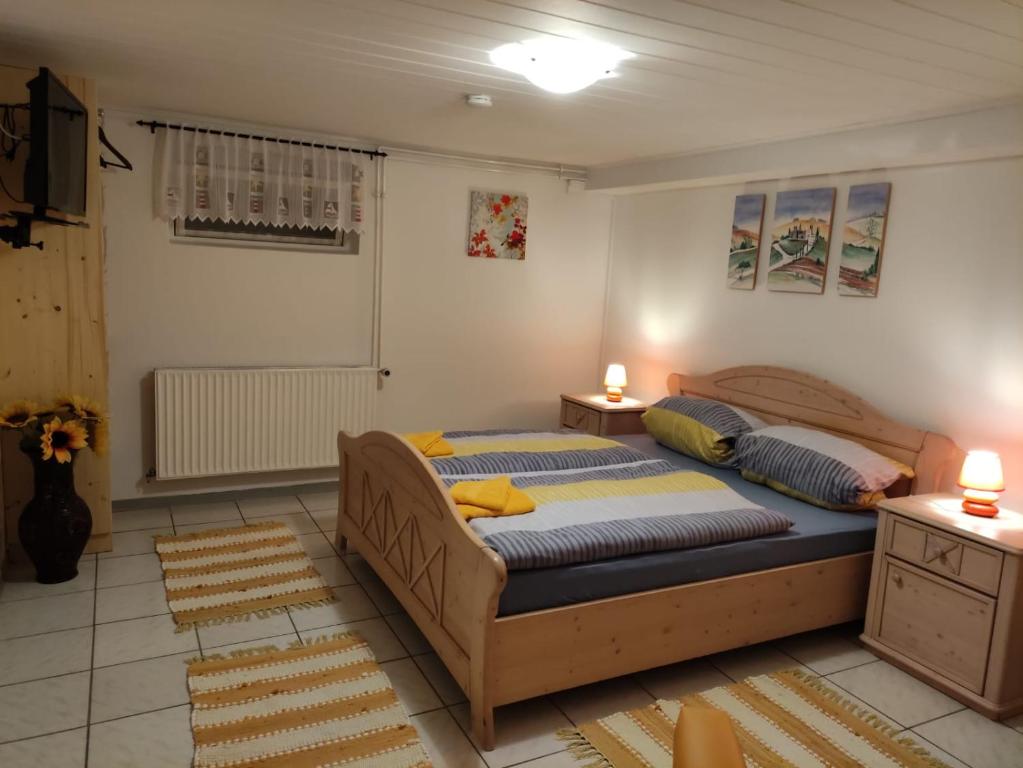 2 camas en un dormitorio con 2 lámparas en las mesas en Sommertraum, en Fehmarn