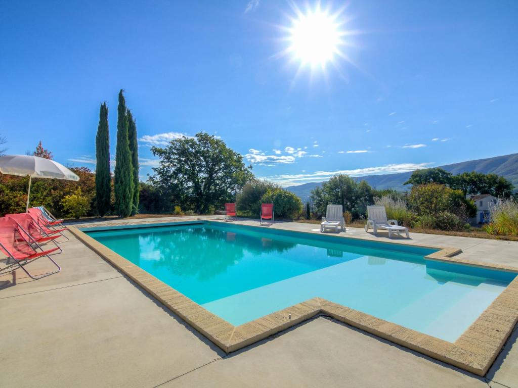 - une piscine dans une villa avec vue dans l'établissement Holiday Home Les Cotes by Interhome, à Saint-Martin-de-Castillon
