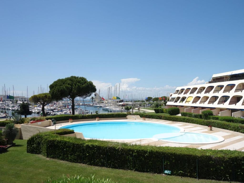 une piscine devant un immeuble dans l'établissement Studio Escale Port-1 by Interhome, au Grau-du-Roi