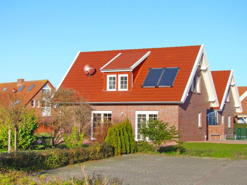 ネスマージールにあるHoliday Home Deichhuus Een by Interhomeの屋根に太陽光パネルを設けた家