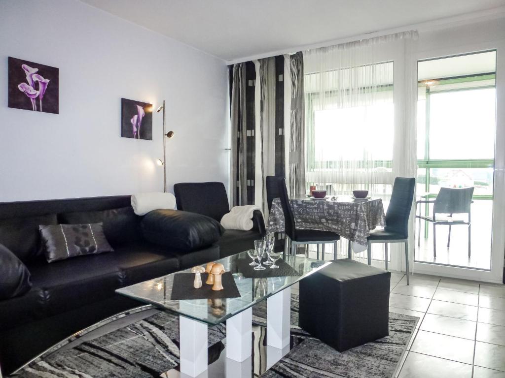 ein Wohnzimmer mit einem Sofa und einem Tisch in der Unterkunft Apartment B 97 by Interhome in Dittishausen