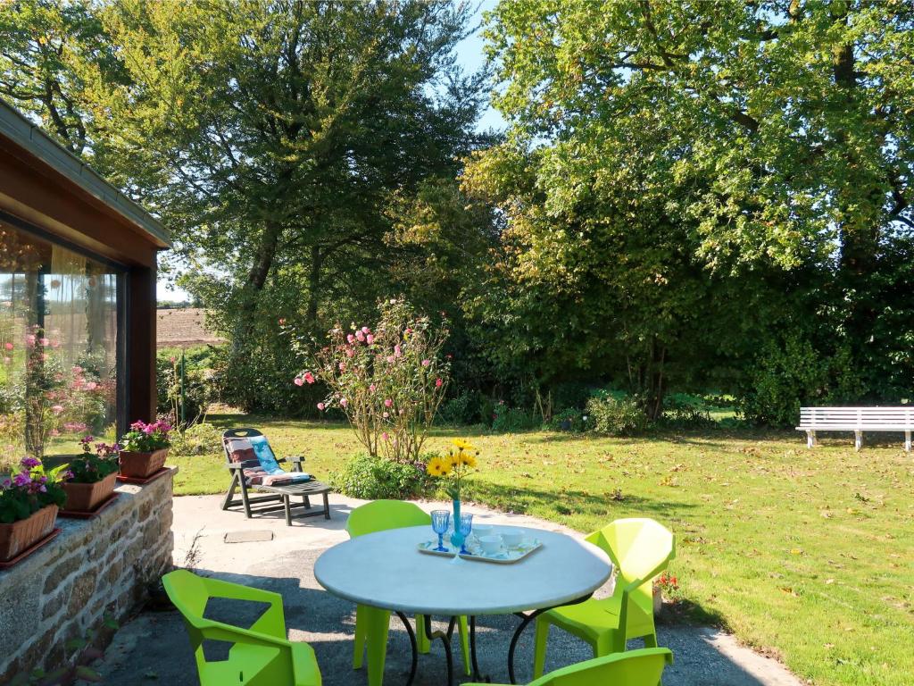 a patio with a table and chairs in a yard at Holiday Home Le Clos de Goaz Ar Vern - CMN100 by Interhome in Commana