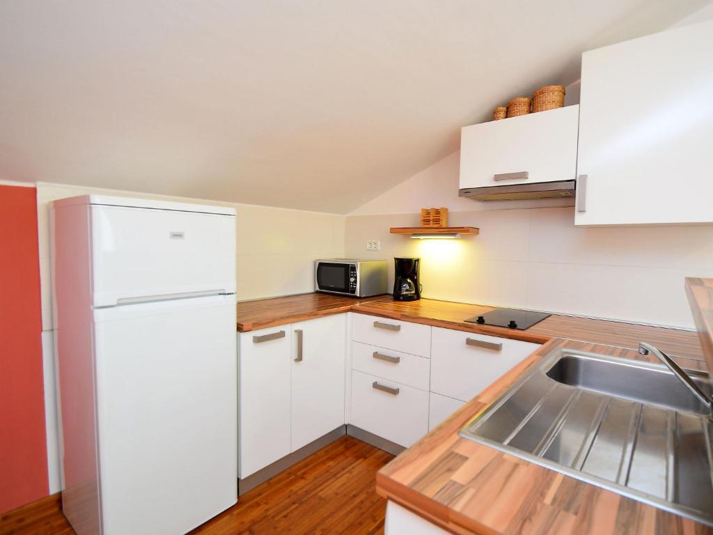 Kuchyňa alebo kuchynka v ubytovaní Apartment Cvita-2 by Interhome