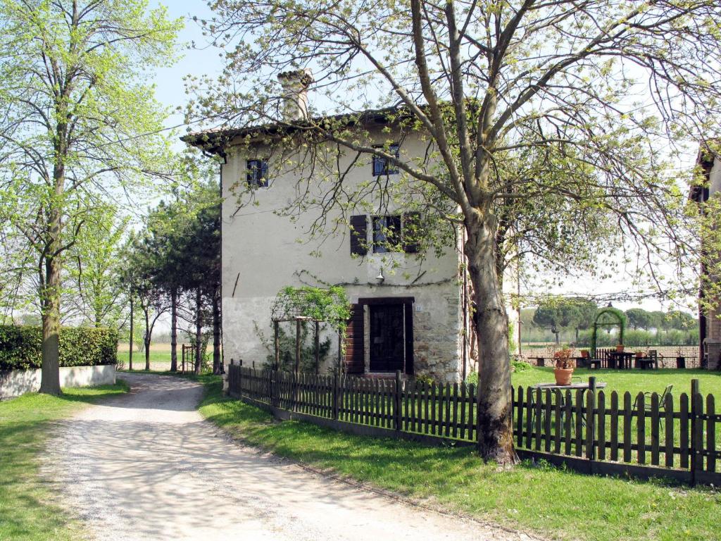 StrassoldoにあるApartment Casa del Ligustro by Interhomeの古家