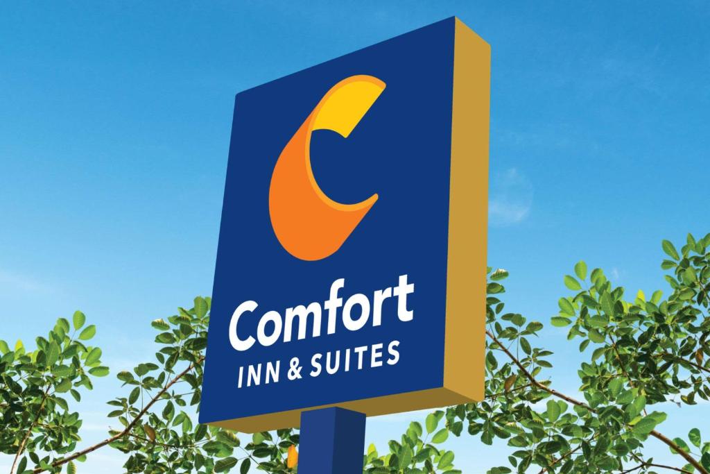 una señal para una línea de confort y suites en Comfort Inn & Suites, en Texas City