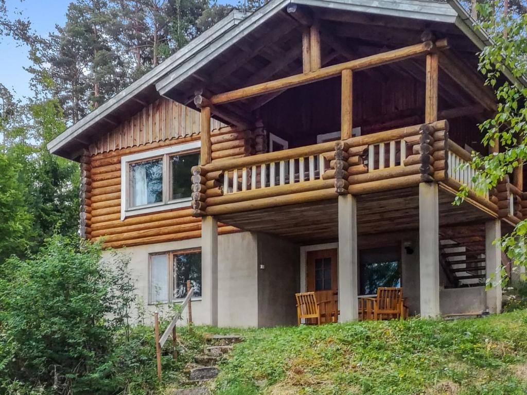 Cabaña de madera con porche y terraza en Holiday Home Kalliohonka by Interhome, en Torvoila