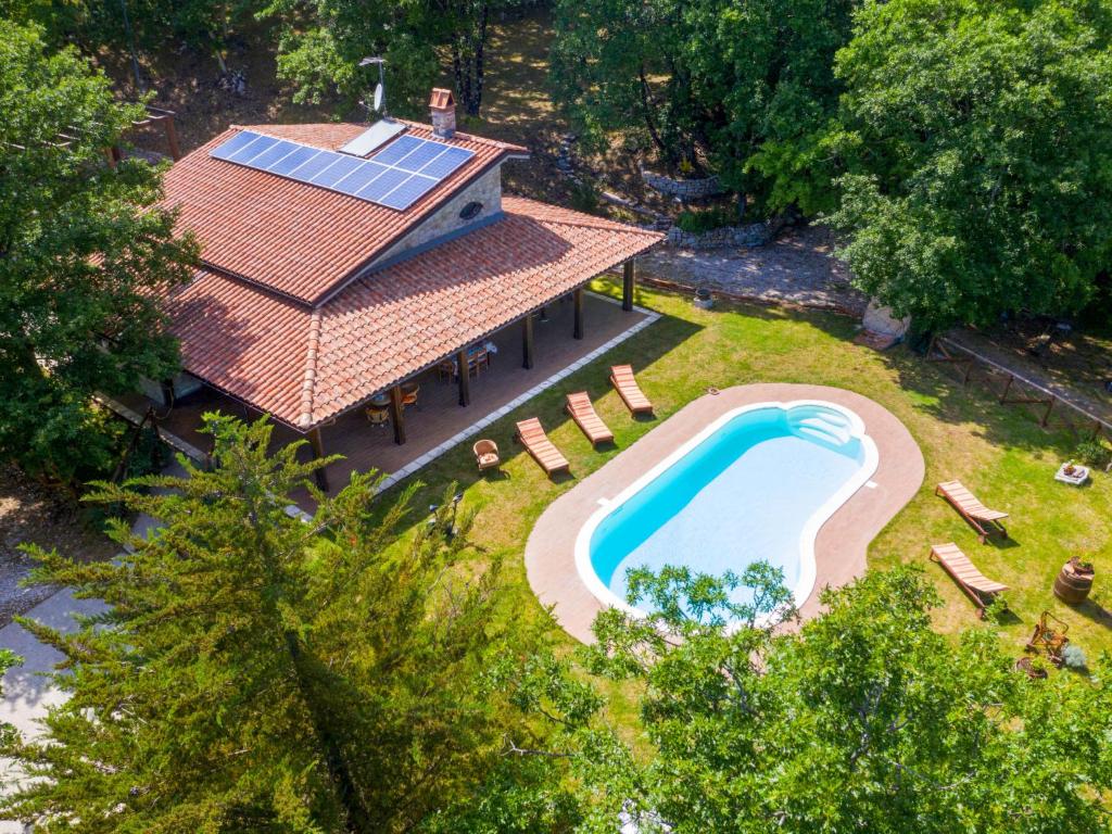 uma vista superior de uma casa com uma piscina e um telhado em Holiday Home Domus Incantada by Interhome em San Lupo
