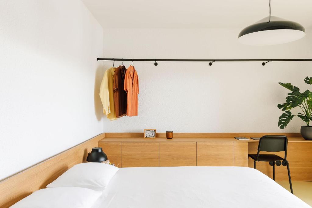 een slaapkamer met een bed en een bureau bij Boavista Apartment by Olala Homes in Cascais