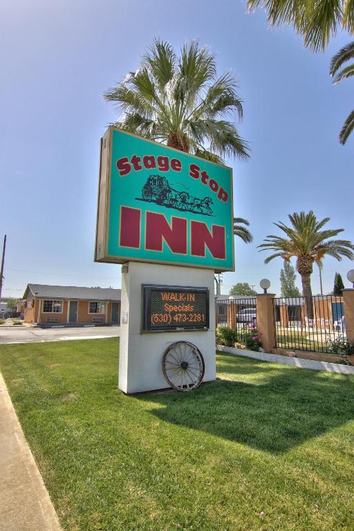 a sign for a grease store with a wheel in the grass at Stage Stop Inn Williams in Williams