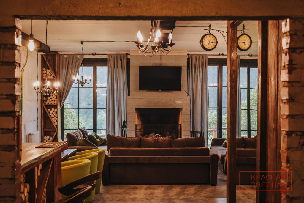 TV a/nebo společenská místnost v ubytování Красна Поляна Family Club Resorts