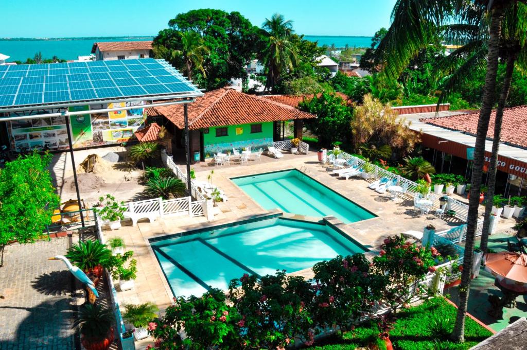 an overhead view of a swimming pool with a resort at Ver a Vista Hotel in Araruama