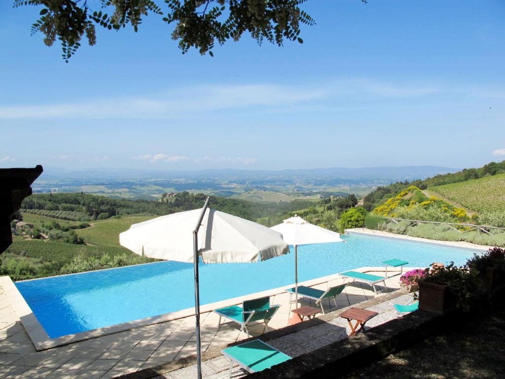 une piscine avec des parasols et des chaises et une vue dans l'établissement Holiday Home Cellole - Valluccia by Interhome, à Castellina in Chianti