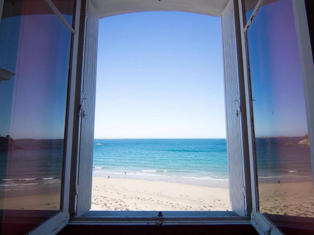ディナールにあるApartment Les Terrassesの海岸を望む開口窓