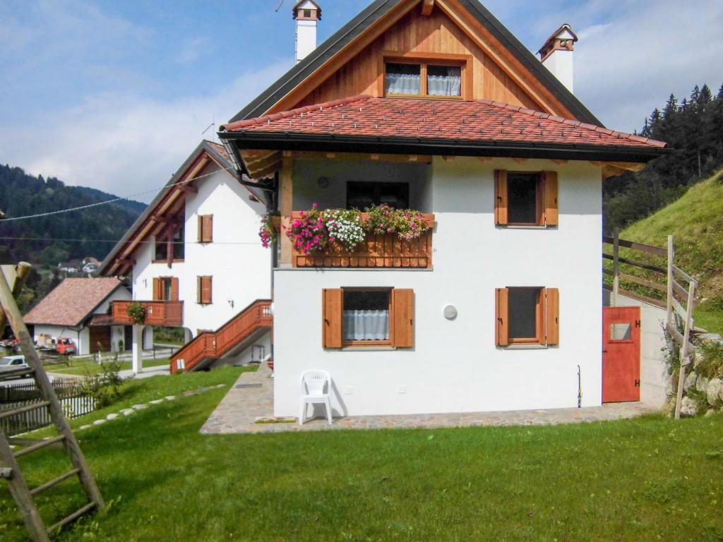 Casa blanca con ventana y caja de flores en Holiday Home Stali di Relio by Interhome, en Ovasta