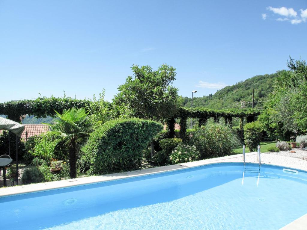 una piscina en un jardín con arbustos y árboles en Apartment Villa Margherita-2 by Interhome, en Anduins