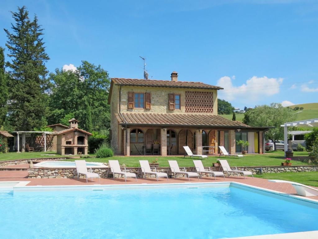 una casa con piscina frente a una casa en Holiday Home La Voce del Silenzio by Interhome, en Volterra