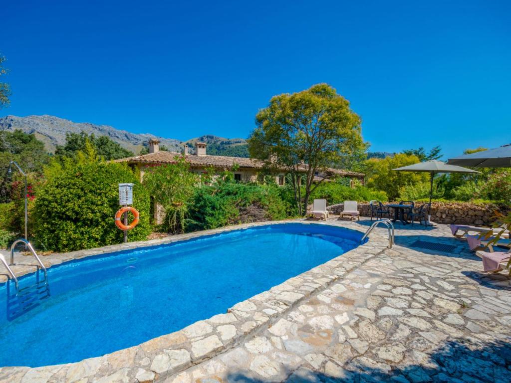 uma piscina num quintal com uma casa em Holiday Home Varitx Paradise by Interhome em Pollença