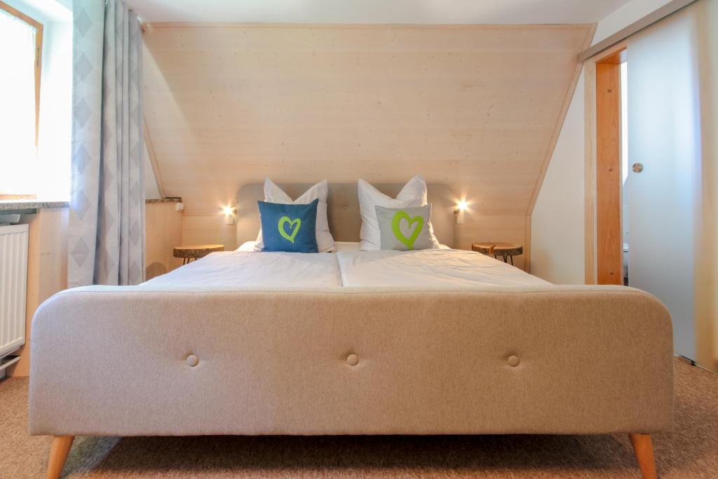 Ein Bett oder Betten in einem Zimmer der Unterkunft Haus am Berg - Pension direkt am Skihang
