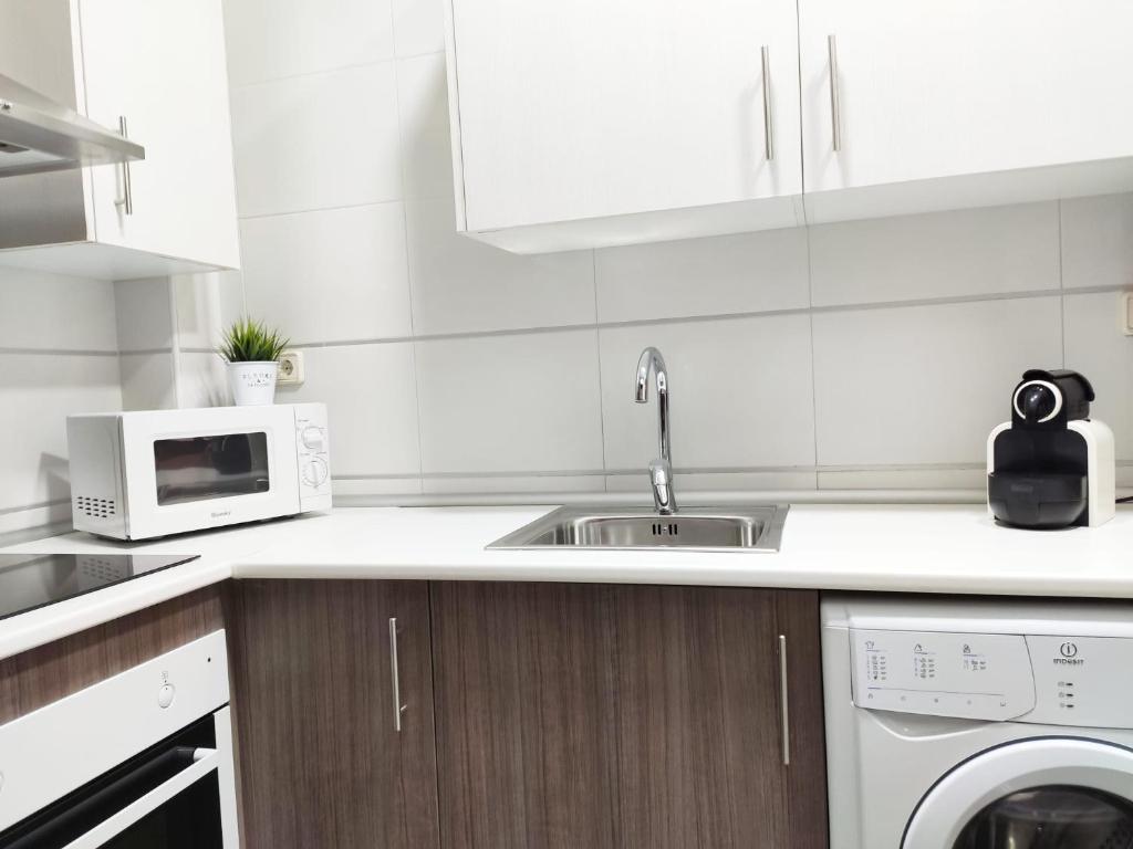 A kitchen or kitchenette at Cozy Flat Granada Cathedral