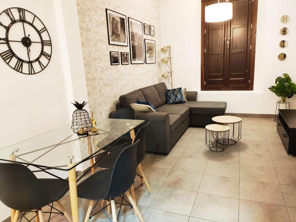 A seating area at Cozy Flat Granada Cathedral