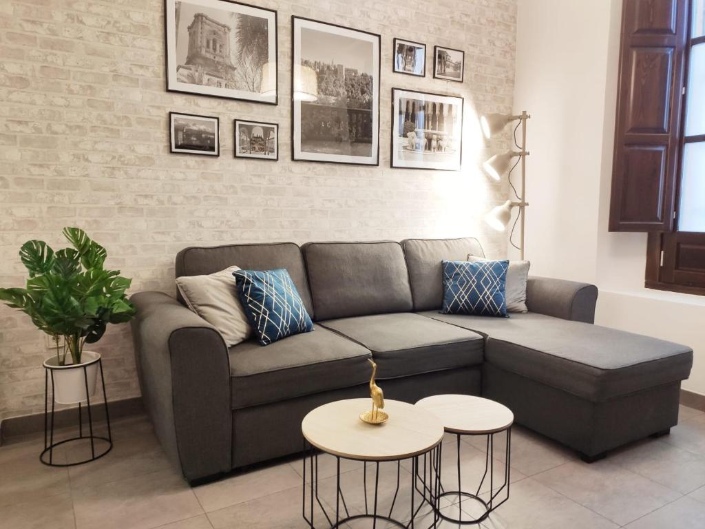 A seating area at Cozy Flat Granada Cathedral