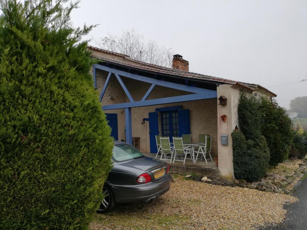 uma pequena casa com um carro estacionado em frente em Great cottage near Bergerac and wineries France em Saint-Méard-de-Gurçon