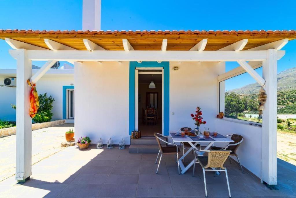 Balkon lub taras w obiekcie Emmanuela House with garden & sea view - Triopetra