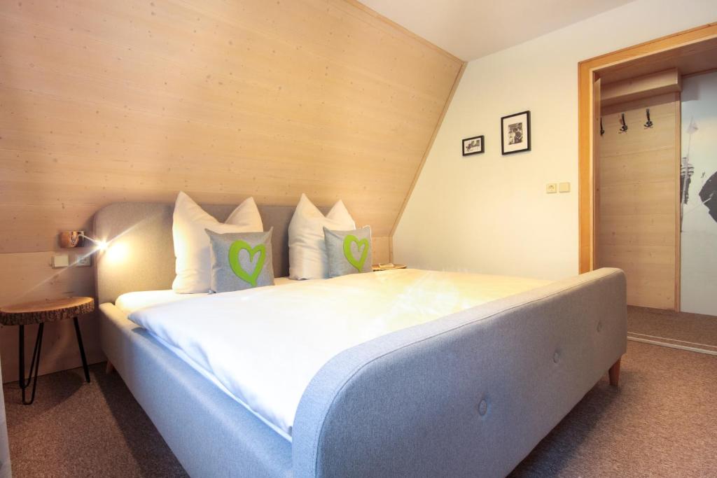 Ein Bett oder Betten in einem Zimmer der Unterkunft Haus am Berg - Pension direkt am Skihang