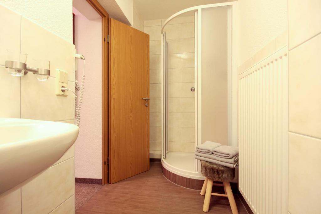 Ein Badezimmer in der Unterkunft Haus am Berg - Pension direkt am Skihang