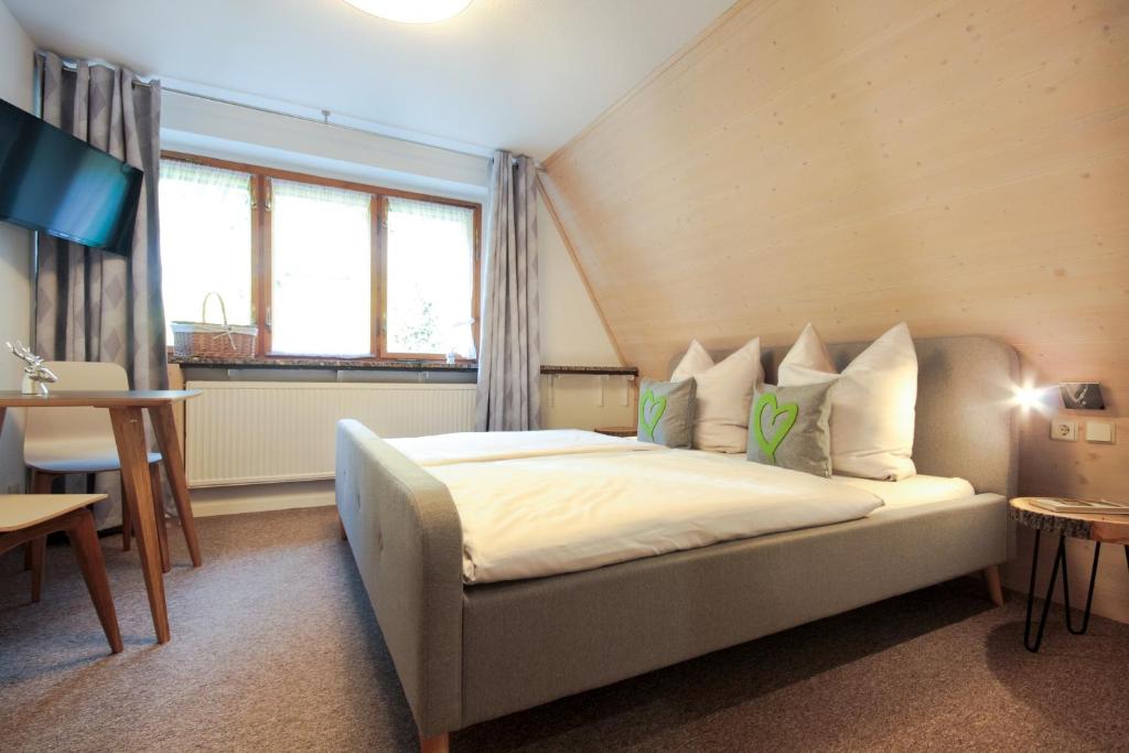 Ein Bett oder Betten in einem Zimmer der Unterkunft Haus am Berg - Pension direkt am Skihang