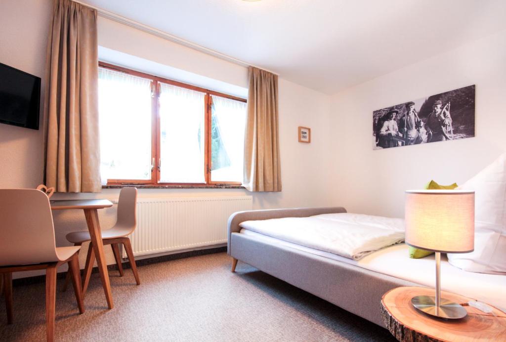 Ein Bett oder Betten in einem Zimmer der Unterkunft Haus am Berg - Pension direkt am Skihang