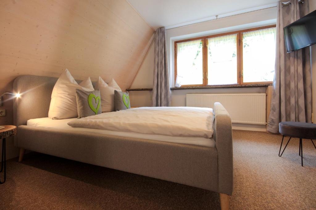 Ein Bett oder Betten in einem Zimmer der Unterkunft Haus am Berg - Pension direkt am Skihang