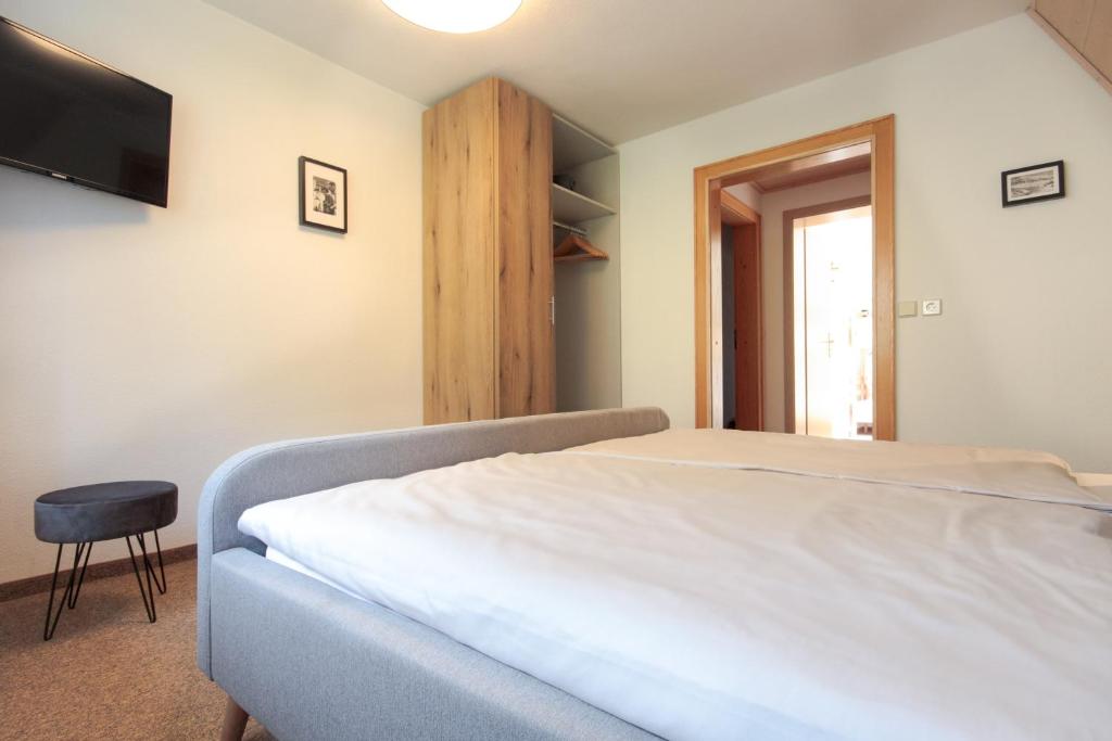 Ein Bett oder Betten in einem Zimmer der Unterkunft Haus am Berg - Pension direkt am Skihang